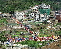 　馬祖境天后宮擴大遶境活動昨天在南竿舉行，遶境隊伍盛大空前，在復興村隊伍前頭要離村時，隊伍後頭還在遶六間排。（圖／文：曹重偉）