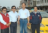 　馬祖計程車的夏天制服，首度在觀光客面前亮相，中間二人穿的是夏天制服，左一是秋天制服，右一是冬天制服。（圖／文：張登傑）