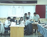 　馬祖與全國同步進行總統大選驗票，連江地方法院法官高雅敏依序將每張選票讓兩造律師過目，詢問有無提出異議。（圖／文：曹重偉）