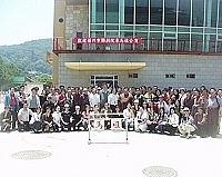 　福州閩劇院由院長林培新率領下組團來馬演出，成員幾乎都是第一次來，通關前特別與地方府會首長合影留念。（圖／文：曹重偉）