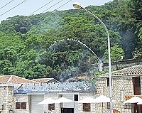 　北竿橋仔國小下方坡地發生小規模火燒山意外，消防人員以水注滅火。（圖／文：陳鵬雄）