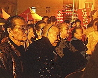 　閩劇魅力燃燒！不少依嬤呼朋引伴一起相招來看戲；從她們專注的眼神裡，似乎不難體會閩劇在她們回憶裡的重要性。（圖／文：曹重偉）