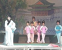 　福州閩劇院演員們賣力演出，台下觀眾也專心看戲；圖為劇目「梨花淚」的場景之一。（圖／文：曹重偉）