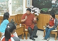 　介壽國中八年級同學，翁韻如、陳怡靜、曹詠婷、陳薪如，四位小小記者昨日前往縣政府縣長室專訪縣長陳雪生。（圖／文：張登傑）