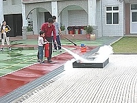 　幼稚班的謝毅雖然個頭嬌小，滅起火來還挺有架式的。（圖／文：林冰芳）