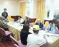 　監察委員趙榮耀、李伸一在縣府大樓簡報室接受民眾陳情，共受理二件陳情案，都是土地糾紛。（圖／文：曹重偉）