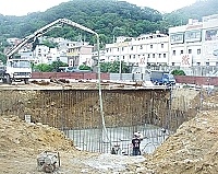 　自來水廠進行福澳截水設施改善及輸水管路工程，現正興建地下蓄水池，請鄉親勿接近工地，以策安全。（圖／文：曹重偉）