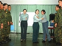     女青年中隊教官們帶領官兵弟兄進行輕鬆有趣的團康活動。【圖／文：呂忠訓】