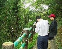 　觀光局安裝於勝利水庫環湖景觀步道的嵌燈幾乎全數遭到破壞，該局已向警方報案，並由警局派員前往蒐證。（圖／文：曹重偉）