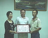 　塘岐國小校長及家長會長致贈感謝狀給佐峰商社總經理許正鴻。（圖／文：陳鵬雄）