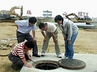昭凌公司工程師與下水道協會專家來馬,全面勘察地區四鄉五島下水道現狀,以作為修正的參考。(圖/文:曹重偉)