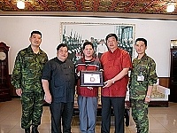 　港指部指揮官徐澤傳升任，縣長陳雪生特別致贈榮譽縣民證，感謝他對地區建設的協助。（圖：連江縣政府提供）