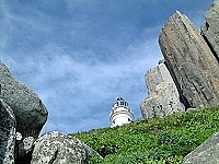 　和其它燈塔最大的不同，東引島燈塔是建在高低不平又相當陡峭的山巖壁上，所以景觀更顯磅礡優美。（圖／文：陳其敏）