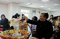 　浴佛法會現場佈置莊嚴隆重，不少鄉親也前往浴佛，祈求家庭幸福平安。（圖／文：曹重偉）