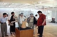 　馬祖民俗文物館推出「漆器藝術展」，在專家引導解說下，來賓對漆器的細緻與華麗有全新的體驗。（圖／文：曹重偉）