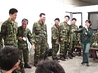     女青教官帶領官兵弟兄進行輕鬆有趣的團康活動。【圖／文：蘇晉正】