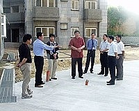 　縣長陳雪生邀集相關單位主管、台電及工地人員前往清水住宅現勘，實地了解現在所面臨的諸多問題。（圖／文：曹重偉）