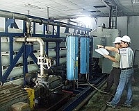 　顧問公司會同廠商人員進行南竿海淡廠第二期工程初驗，進入廠中實地查驗工程的內容與設施。（圖／文：曹重偉）