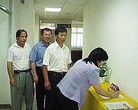 　縣議會第三屆第五次定期大會開議，議員們陸續完成報到程序。（圖／文：曹重偉）