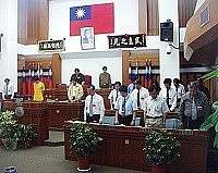 　議場內全體議員與官員們一起肅立默哀一分鐘，追思前縣長劉立群對地區的貢獻。（圖／文：曹重偉）