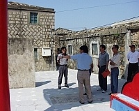 　北竿鄉代會展開鄉政考察議程，對於后澳社區的開發再利用多所期待。（圖／文：陳鵬雄）