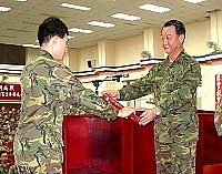     馬防部司令陸中將致贈獎狀表揚本月份優秀士官兵。【圖／文：蘇晉正】