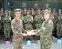     馬防部副司令戴將軍頒贈加菜金慰勉防區駐軍戰備之辛勞。【圖／文：呂忠訓】