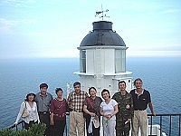 施寄青在鄉長陳寶銘等人的陪同下參觀百年燈塔,並直誇東引真是個好地方。(圖/文:陳其敏)