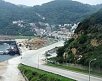 　福澳郵政大樓預定地位於濱海道路裡側（圖中圍牆圈起之處），為七十三年形成之海埔新生地，左側新生地已規劃為休閒公園。（圖／文：曹重偉）