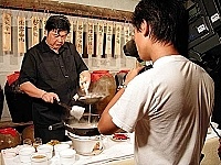 八大電視公司來馬製作「食在馬祖」專題,縣長陳雪生在節目中下廚示範一道石鯛料理,將馬祖最引以自豪的海鮮美味呈現在國人的眼前。(圖:連江縣政府提供)