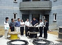 縣長陳雪生邀集台電區處經理呂稱王及相關單位人員,實地了解清水住宅電力管路接線情況,並要求十日前供電絕對沒問題。(圖/文:曹重偉)