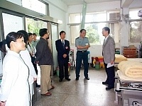 北區衛生醫療網指揮官張上淳、顧問蘇益仁等一行連袂前往縣立醫院及馬醫視察,並為醫療人員加油打氣。(圖/文:曹重偉)