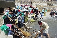 　縣府舉辦春季擴大淨灘暨全國環境清潔日活動，學童們也熱心參加，賣力清除海漂垃圾。（圖／文：曹重偉）