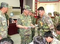     司令陸中將詢問官兵對武器之操作要領，以瞭解基地訓練之成效。【圖／文：蘇晉正】