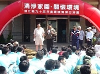     馬防部司令陸中將帶領防區弟兄熱情響應連江縣政府清掃活動。【圖／文：蘇晉正】