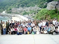 一九三旅官兵弟兄與其家屬在芹壁村前合影,為這次懇親會留下美麗見證。【圖/文:黃士緯】