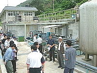 　縣議員瞭解西莒海淡廠修復後產水過程。（圖／文：陳樂團）