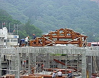 　塘岐蕭王府廟正由大陸專業工人進行木、石裝修工程。（圖／文：陳鵬雄）