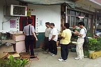 連江縣政府進行各村騎樓及人行道稽查取締工作,對情況嚴重的住家也會特別停留進行宣導,要求改善。(圖/文:曹重偉)
