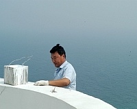 　東引燈塔百年慶將於本月底盛大舉行，目前燈塔人員動手粉刷燈塔，以迎接訪客到來。（圖／文：張登傑）