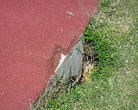 　福澳運動場跑道周邊發現疑為雨水侵蝕所產生的深洞，成為運動場上的潛藏危機。（圖／文：曹重偉）