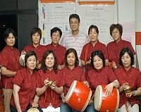 　馬祖鼓板協會正「緊鑼密鼓」準備「戀戀古早情－相約介壽堂」演出，而牛角社區的婦女鼓板隊，更是星期一練到星期五，每天苦練兩小時。（圖／文：張登傑）