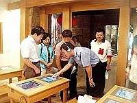 縣議會進行縣政考察,議員們在民俗文物館時對母語教學設備相當有興趣,並當場拿起耳機來「學習」。(圖/文:曹重偉)