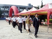 馬祖高中校長陳善茂及畢業班導師帶領畢業生們來一趟「校園最後巡禮」,很多人走到一半已是紅了眼眶。(圖/文:曹重偉)