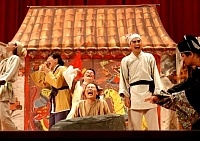 　判官審石頭！你說好笑不好笑，昨夜介壽堂是屬於馬祖十二歲以下的小朋友。（圖／文：張登傑）