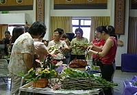 　莒光鄉二○○四年文化終身學習「拈花惹草」作品琳瑯滿目。（圖／文：陳樂團）
