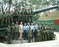 總長一行蒞抵馬防部視導，受到官兵們的熱烈歡迎，並和大家合影留念。【圖／文：蘇晉正】