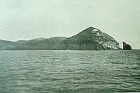 　險峻塔景--燈塔坐落東引島東北突出的世尾山，山勢險峻，周邊建築分佈在巨石林立的山腰上，是台閩地區所有燈塔中最具特色。這幀圖片攝於民國二十年。（圖：東引島燈塔提供）