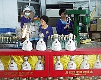 馬祖酒廠推出「馬祖陳年高粱酒集錦禮盒」,瓶身以純白金鐘為造型,一組四瓶分別書寫「福、祿、壽、喜」四字。(圖/文:曹重偉)