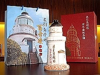 東引島燈塔百年慶紀念酒,不管是收藏還是送禮,都極具價值。(圖/文:陳其敏)